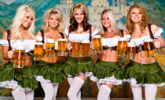 Красивые девушки в Чехии с большими бокалами пива
