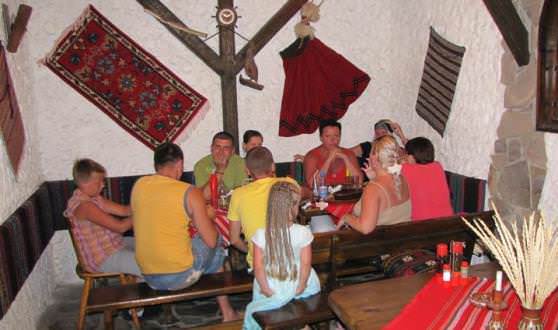 Жители Болгарии едят в уличном кафе 