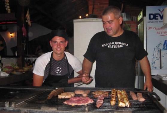 Мужчины на кухне в Болгарии 