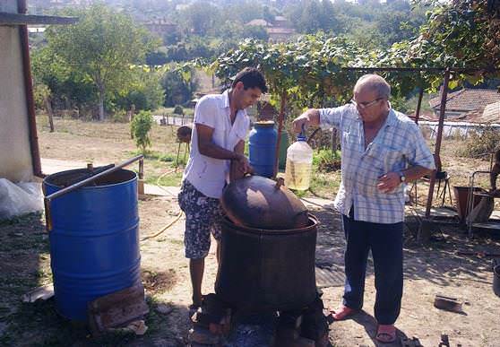 Мужчины болгары готовят вино Ракия