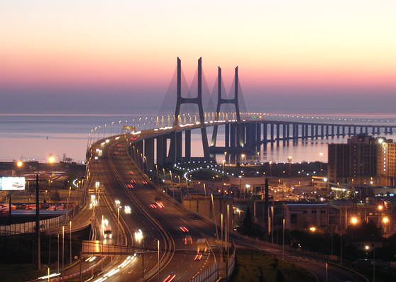 длинный европейский мост Васко-да-Гама в Лиссабоне, Португалия