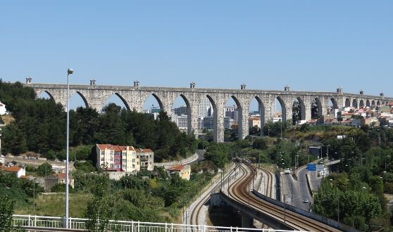 Красивый большой мост в Португалии 