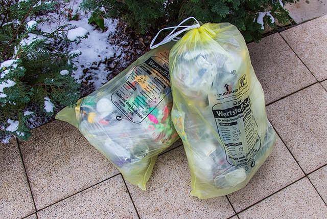 Весь пластиковый мусор собирается в пластиковые желтые мешки