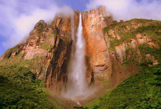 Красивый водопад в горах