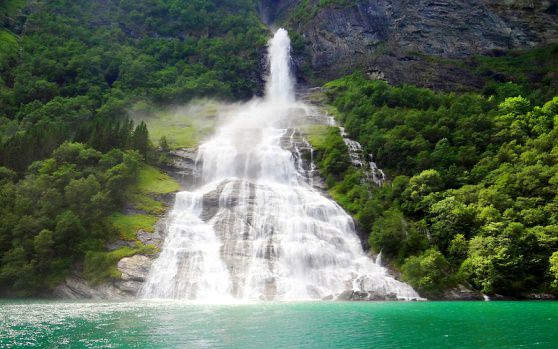 Водопад в долине Норвегии