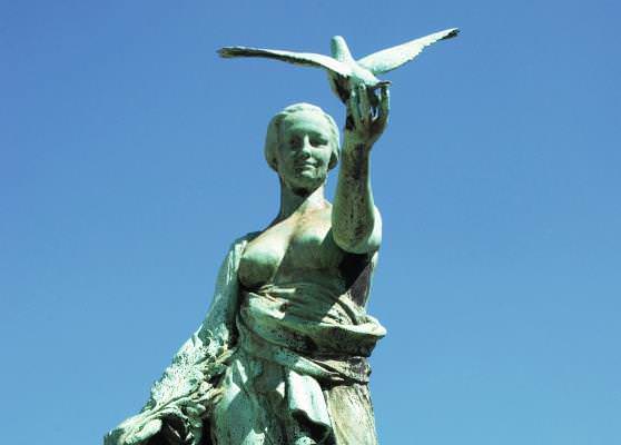 Памятник голубю 