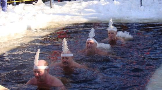 День моржа - люди купаются в ледяной воде