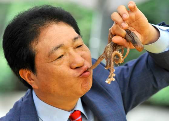 Японец ест живого осьминога 
