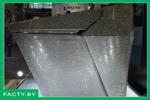 Кристаллы Сваровски на унитазе
