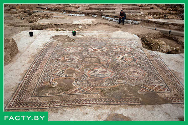 Археологи нашли древнюю мозаику на полу в Месопотамии