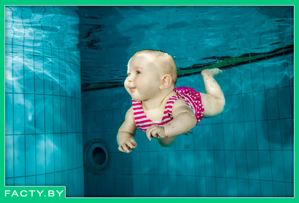 Маленький ребенок плавает под водой самостоятельно 