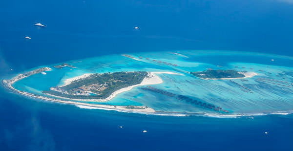 Острова Мальдивы окружает вода со всех сторон