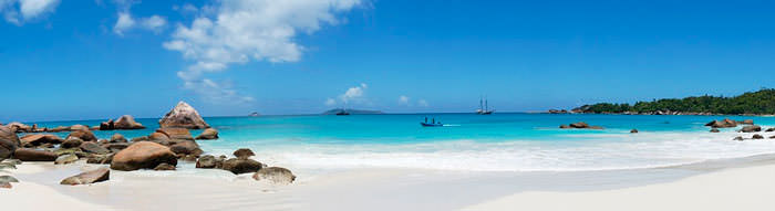 Красивый пляж с белым песком на Мальдивских островах