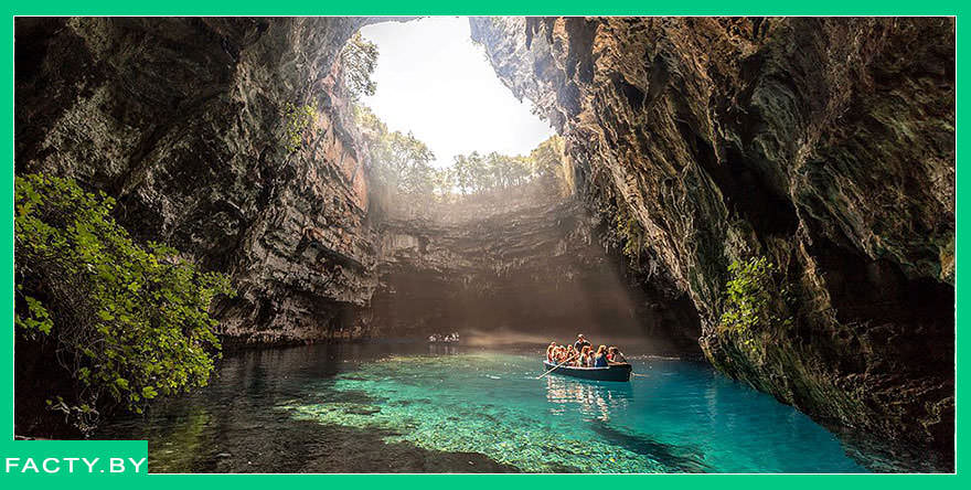 Озеро в пещере Мелиссани в Греции