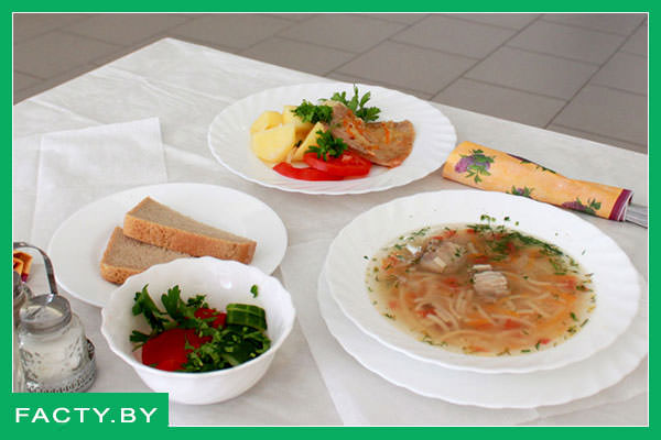 Типичный обед в России: суп-лапша, картофель, свежий салат