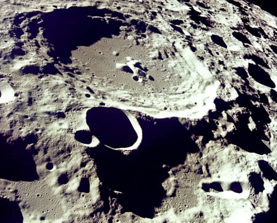Горы и кратеры на поверхности Луны