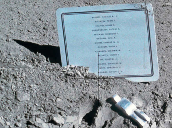 Памятник на Луне в честь погибших космонавтов