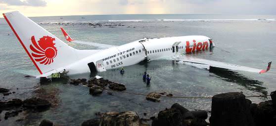 Разбившийся самолет в котором осталась в живых стюардесса