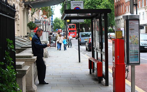 улочки города Лондон с автоматами 