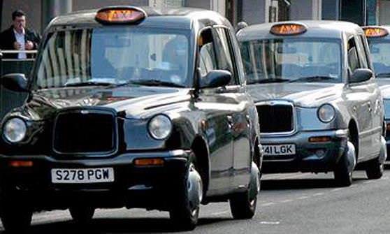Интересные автомобили такси в городе Лондон 