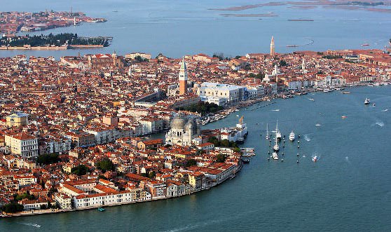 Венеция состоит из двух частей - портовой и культурной