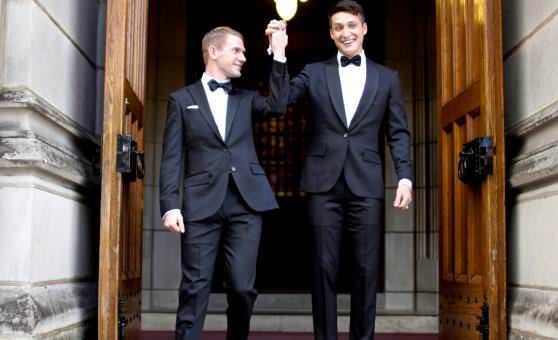 Двое мужчин зарегистрировавших однополый брак в Бельгии
