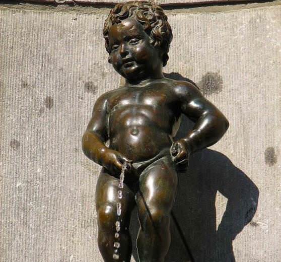 Скульптура "писающего мальчика" в Бельгии