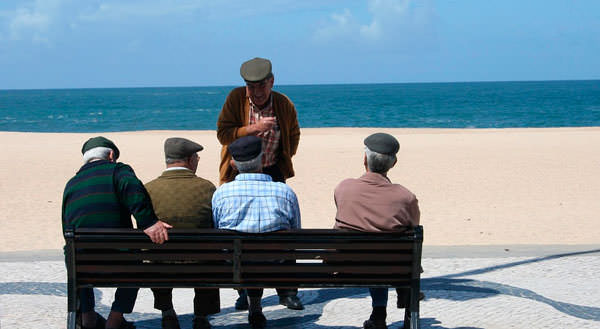 Старики в Швеции сидят у моря